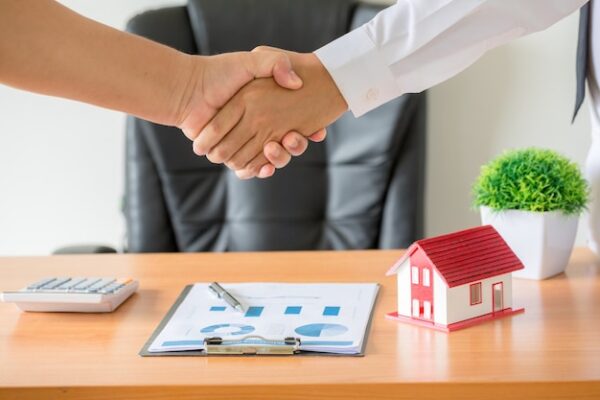 Factors to Consider in Selling Your House For Cash to Home Buyers